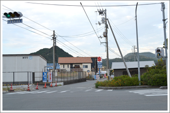 県道から来られる方